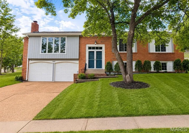 Photo 1 of Single family home for sale at 737 Country Heights Ct, Manchester, MO 63021 | MLS# MIS26046146 | Listing updated on 2026-08-29