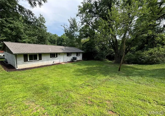 Photo 3 of Single family home for sale at 31 Highwood Dr, Belleville, IL 62223 | MLS# MIS26046147 | Listing updated on 2026-09-01