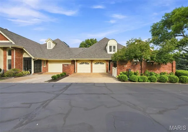 Photo 1 of Sale Pending at 2252 Croydon Walk, Saint Louis, MO 63131 | MLS# MIS26046148 | Listing updated on 2026-09-27