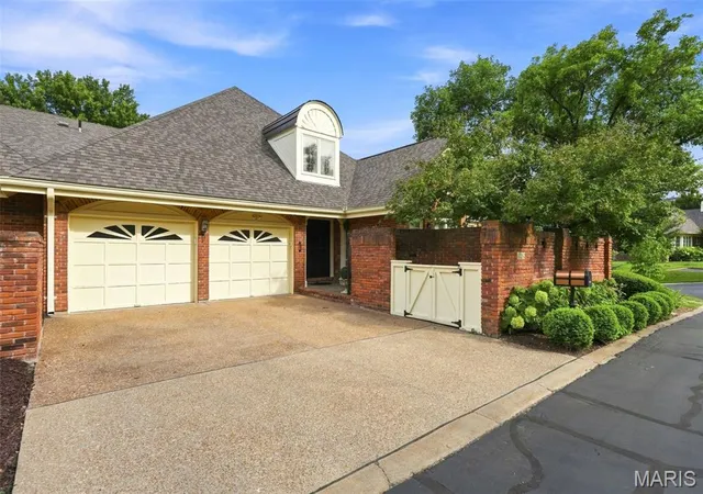 Photo 2 of Sale Pending at 2252 Croydon Walk, Saint Louis, MO 63131 | MLS# MIS26046148 | Listing updated on 2026-09-27
