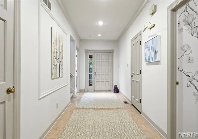 Photo 3 of Sale Pending at 2252 Croydon Walk, Saint Louis, MO 63131 | MLS# MIS26046148 | Listing updated on 2026-09-27
