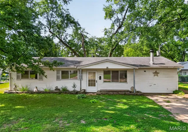 Photo 2 of Single family home for sale at 1230 Flicker Dr, Florissant, MO 63031 | MLS# MIS26046154 | Listing updated on 2026-08-12