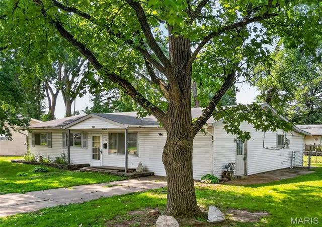 Photo 3 of Single family home for sale at 1230 Flicker Dr, Florissant, MO 63031 | MLS# MIS26046154 | Listing updated on 2026-08-12