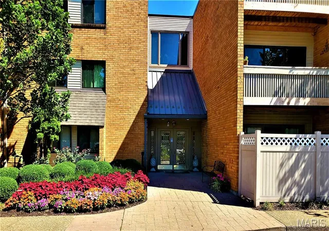 Photo 1 of Condo for sale at 950 E Rue De La Banque, Saint Louis, MO 63141 | MLS# MIS26046156 | Listing updated on 2026-07-23