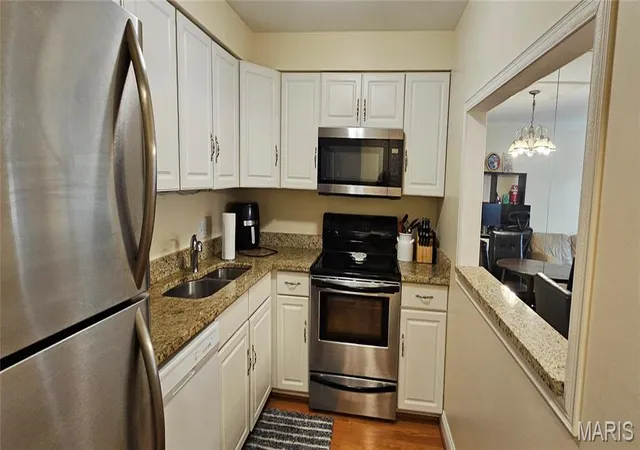 Photo 2 of Condo for sale at 950 E Rue De La Banque, Saint Louis, MO 63141 | MLS# MIS26046156 | Listing updated on 2026-07-23