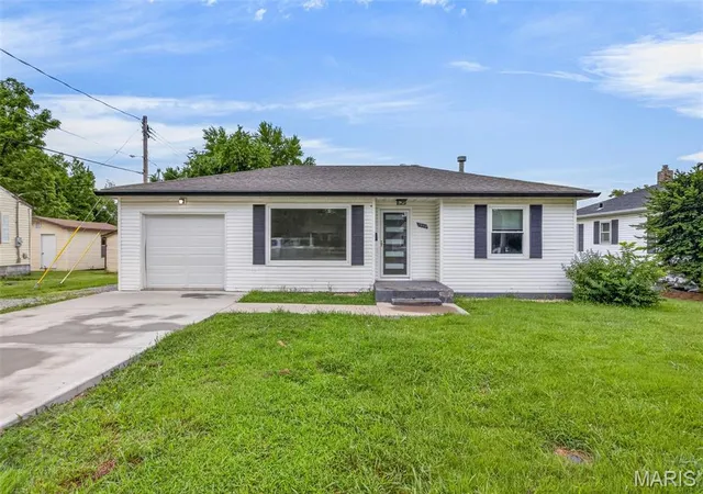 Photo 1 of Single family home for sale at 1206 N Washington St, Farmington, MO 63640 | MLS# MIS26046229 | Listing updated on 2026-07-31