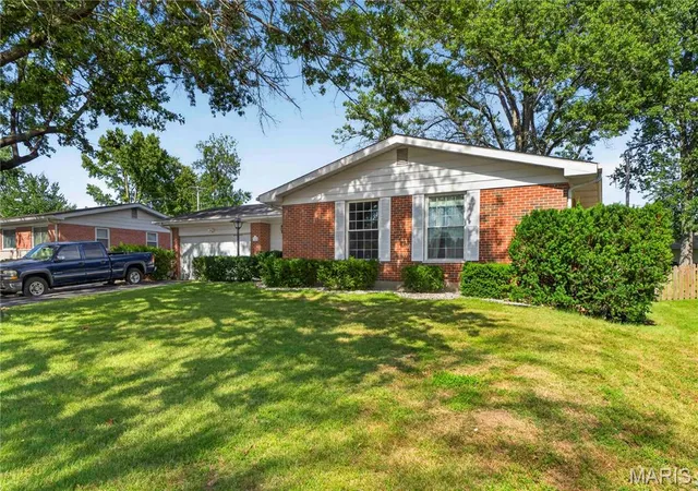 Photo 2 of Sale Pending at 14010 Sunland Dr, Florissant, MO 63034 | MLS# MIS26046256 | Listing updated on 2026-07-27