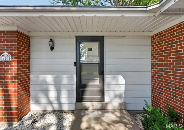 Photo 3 of Sale Pending at 14010 Sunland Dr, Florissant, MO 63034 | MLS# MIS26046256 | Listing updated on 2026-07-27