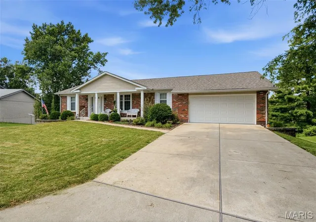 Photo 3 of Sale Pending at 273 Prince Towne Dr, Saint Louis, MO 63141 | MLS# MIS26046267 | Listing updated on 2026-08-31
