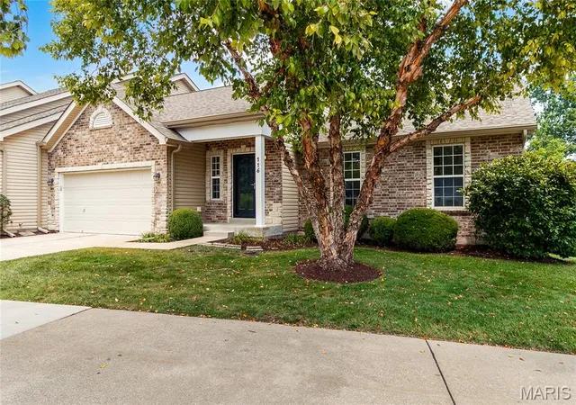 Photo 2 of Sale Pending at 116 Baxter Commons Dr, Manchester, MO 63011 | MLS# MIS26046271 | Listing updated on 2026-08-19