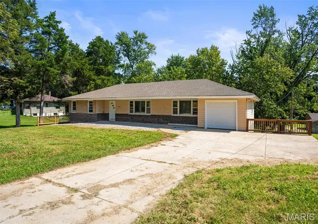 Photo 3 of Sale Pending at 4302 Fee Fee Rd, Bridgeton, MO 63044 | MLS# MIS26046296 | Listing updated on 2026-09-21