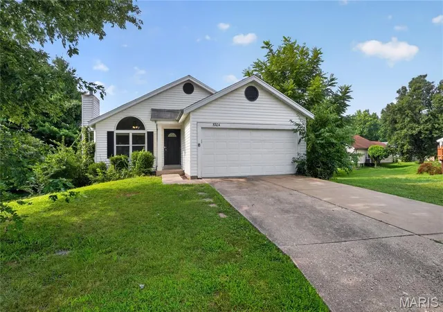 Photo 2 of Sale Pending at 5304 Bay Wind Ct, Florissant, MO 63034 | MLS# MIS26046297 | Listing updated on 2026-08-27