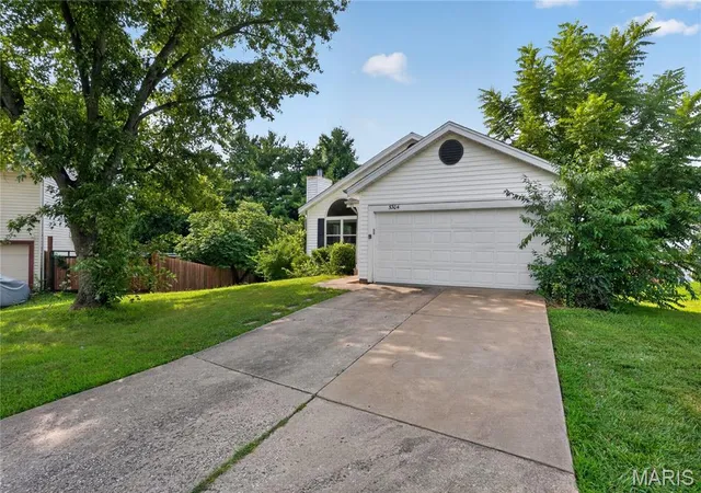 Photo 3 of Sale Pending at 5304 Bay Wind Ct, Florissant, MO 63034 | MLS# MIS26046297 | Listing updated on 2026-08-27