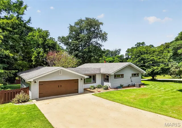 Photo 3 of Sale Pending at 108 Shady Ln, Saint Charles, MO 63303 | MLS# MIS26046325 | Listing updated on 2026-08-17