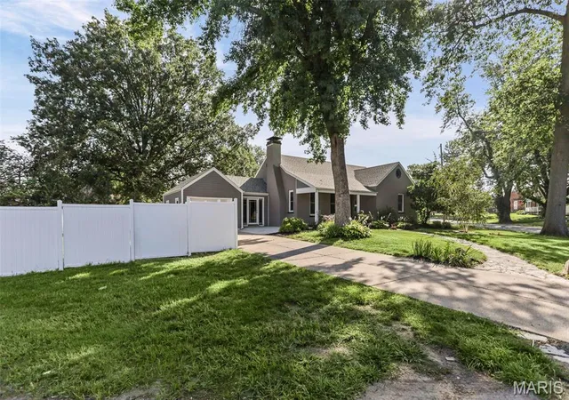 Photo 3 of Single family home for sale at 204 Marilyn Dr, O'fallon, IL 62269 | MLS# MIS26046343 | Listing updated on 2026-08-27