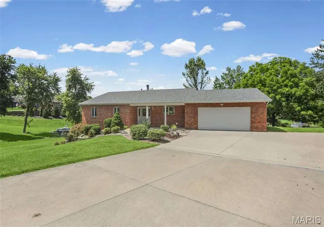 Photo 2 of Single family home for sale at 369 E Lake Dr, Edwardsville, IL 62025 | MLS# MIS26046344 | Listing updated on 2026-08-17