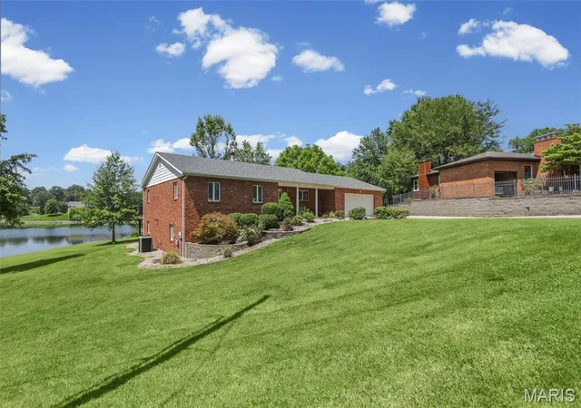Photo 4 of Single family home for sale at 369 E Lake Dr, Edwardsville, IL 62025 | MLS# MIS26046344 | Listing updated on 2026-08-17