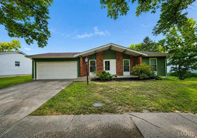 Photo 2 of Sale Pending at 6300 Silver Fox Dr, Florissant, MO 63034 | MLS# MIS26046345 | Listing updated on 2026-10-03