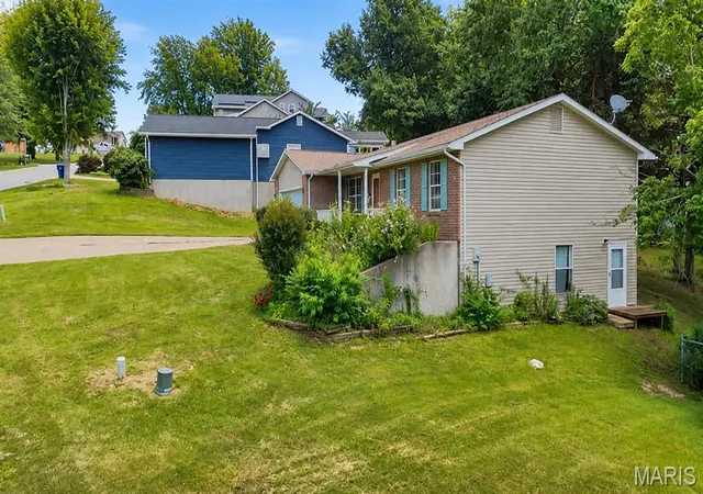 Photo 3 of Single family home for sale at 822 Sheraton, Herculaneum, MO 63048 | MLS# MIS26046355 | Listing updated on 2026-09-01