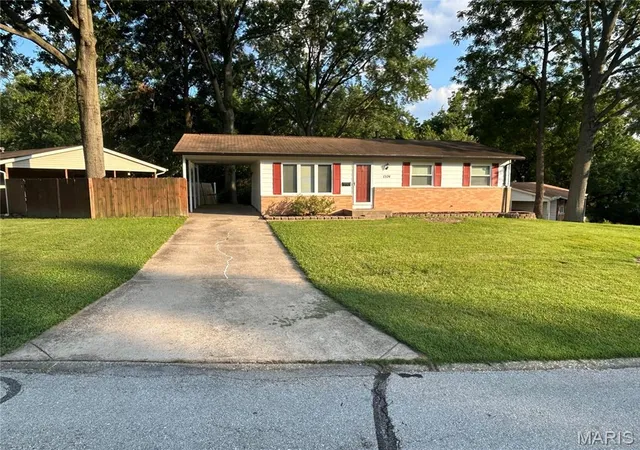 Photo 1 of Single family home for sale at 1574 Ville Angela Ln, Hazelwood, MO 63042 | MLS# MIS26046363 | Listing updated on 2026-09-02