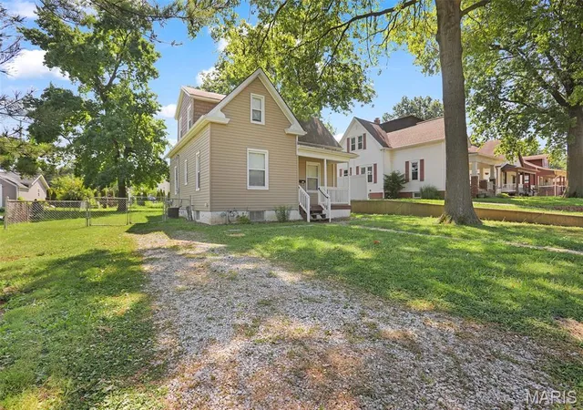 Photo 2 of Single family home for sale at 320 S Kansas St, Edwardsville, IL 62025 | MLS# MIS26046369 | Listing updated on 2026-08-08
