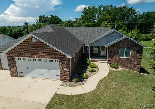 Photo 1 of Single family home for sale at 1254 Jamaica Dr, Edwardsville, IL 62025 | MLS# MIS26046377 | Listing updated on 2026-09-07