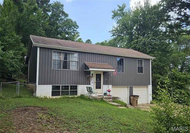 Photo 2 of Single family home for sale at 525 Skyview Dr, Ellington, MO 63638 | MLS# MIS26046389 | Listing updated on 2026-09-04
