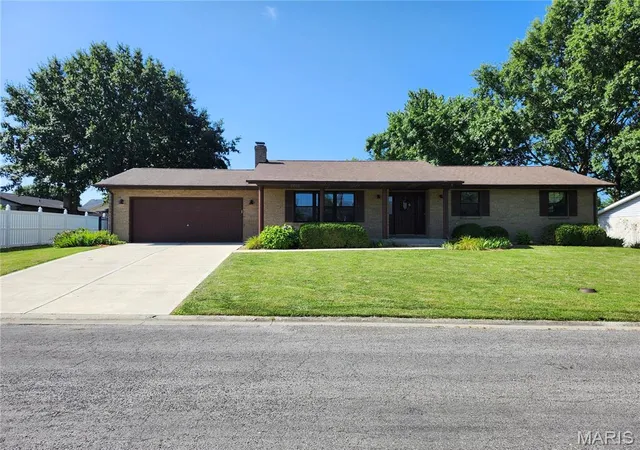 Single family home for sale at 750 Klein Dr, Smithton, IL 62285 | MLS# MIS26046430