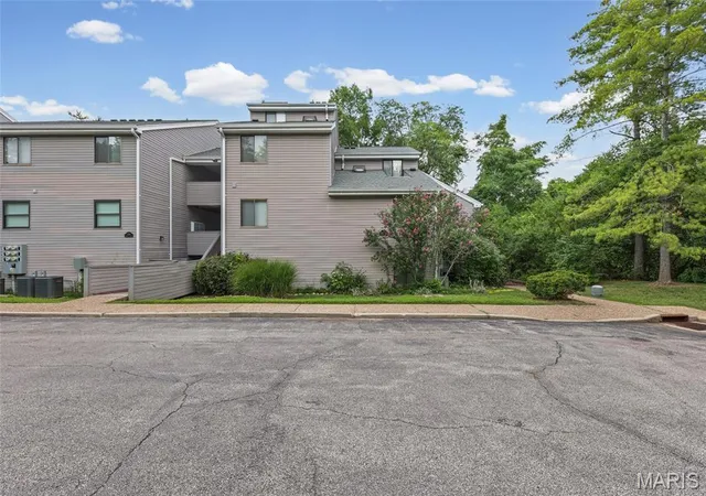 2nd image of 1333 Prospect Vlg Ln, Ballwin, MO 63021