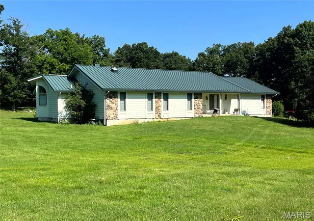 Photo 1 of Sale Pending at 1 Country Life, Defiance, MO 63341 | MLS# MIS26046445 | Listing updated on 2026-08-31