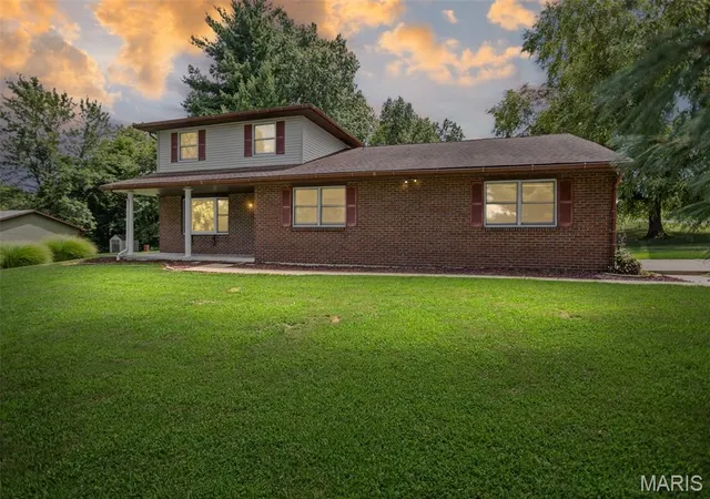Photo 1 of Single family home for sale at 21015 Hickory St, Grafton, IL 62037 | MLS# MIS26046447 | Listing updated on 2026-08-30