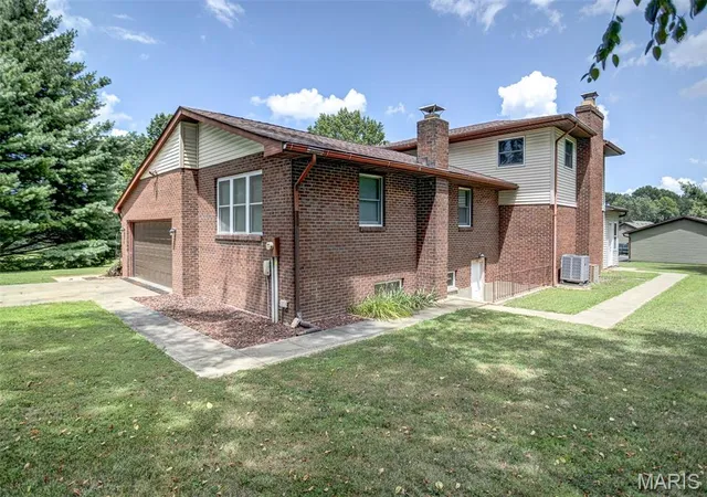 Photo 1 of Single family home for sale at 21015 Hickory St, Grafton, IL 62037 | MLS# MIS26046447 | Listing updated on 2026-10-27