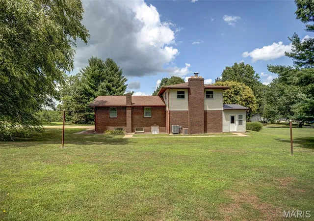 Photo 4 of Single family home for sale at 21015 Hickory St, Grafton, IL 62037 | MLS# MIS26046447 | Listing updated on 2026-10-27