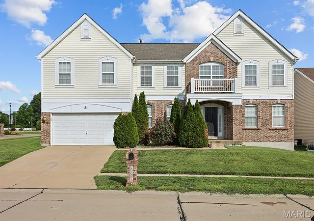 Photo 2 of Single family home for sale at 2701 Emerald Creek Ct, Florissant, MO 63031 | MLS# MIS26046463 | Listing updated on 2026-07-22