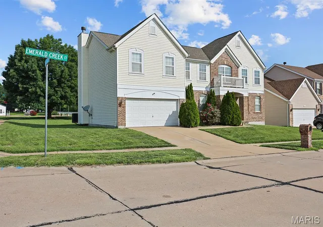 Photo 3 of Single family home for sale at 2701 Emerald Creek Ct, Florissant, MO 63031 | MLS# MIS26046463 | Listing updated on 2026-07-22