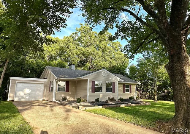 Photo 1 of Single family home for sale at 608 Devonshire Dr, Belleville, IL 62226 | MLS# MIS26046487 | Listing updated on 2026-10-02