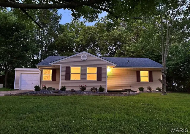 Photo 2 of Single family home for sale at 608 Devonshire Dr, Belleville, IL 62226 | MLS# MIS26046487 | Listing updated on 2026-10-02