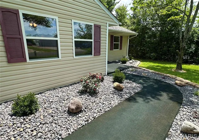 Photo 3 of Single family home for sale at 608 Devonshire Dr, Belleville, IL 62226 | MLS# MIS26046487 | Listing updated on 2026-10-02