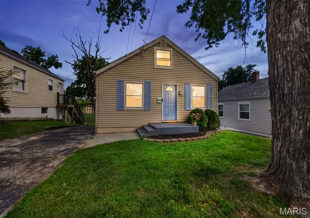 Photo 1 of Sale Pending at 1015 S 6th St, Saint Charles, MO 63301 | MLS# MIS26046511 | Listing updated on 2026-09-12
