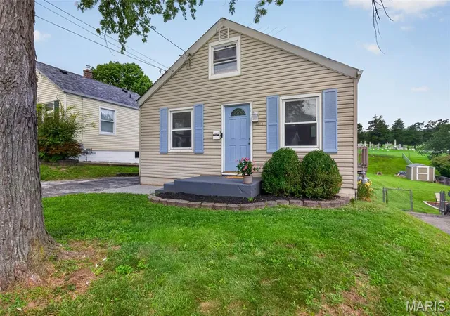 Photo 2 of Sale Pending at 1015 S 6th St, Saint Charles, MO 63301 | MLS# MIS26046511 | Listing updated on 2026-09-12
