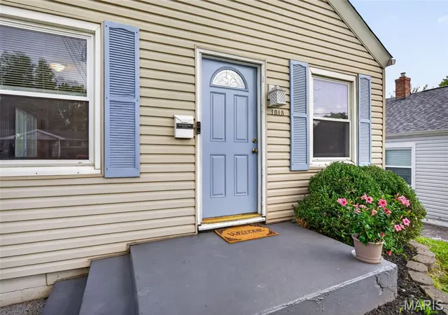 Photo 3 of Sale Pending at 1015 S 6th St, Saint Charles, MO 63301 | MLS# MIS26046511 | Listing updated on 2026-09-12