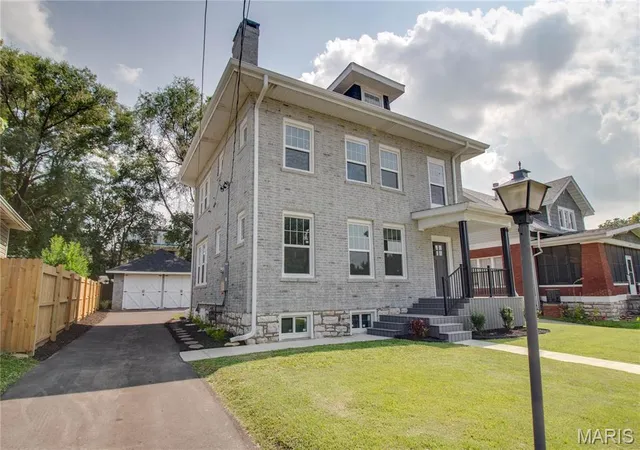 Photo 2 of Single family home for sale at 2619 Hillcrest Ave, Alton, IL 62002 | MLS# MIS26046527 | Listing updated on 2026-08-12