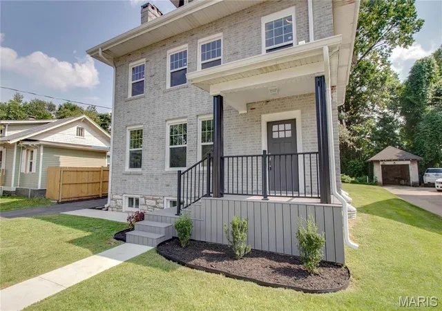 Photo 3 of Single family home for sale at 2619 Hillcrest Ave, Alton, IL 62002 | MLS# MIS26046527 | Listing updated on 2026-08-12