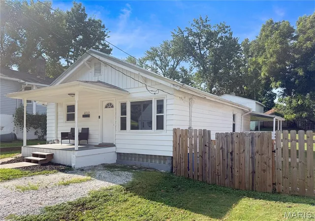 3rd image of 2713 Laclede, Hannibal, MO 63401 | MLS# MIS26046580