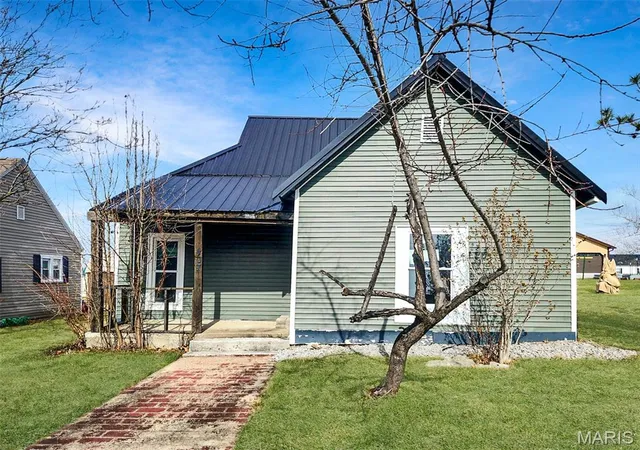 Photo 1 of Single family home for sale at 407 E Salling St, Perry, MO 63462 | MLS# MIS26046595 | Listing updated on 2026-10-08