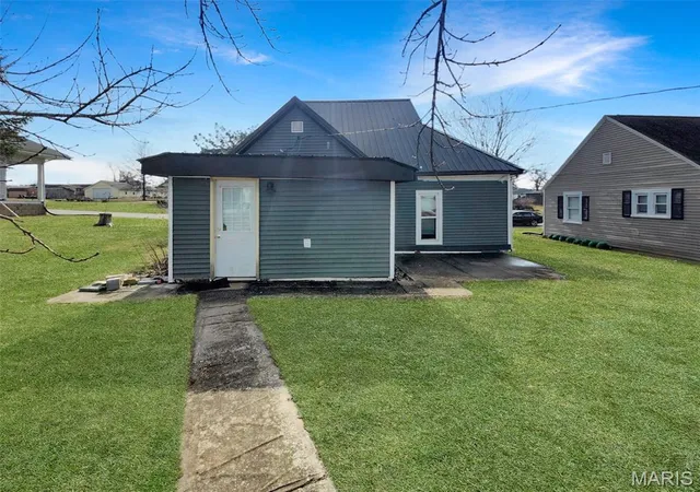 Photo 3 of Single family home for sale at 407 E Salling St, Perry, MO 63462 | MLS# MIS26046595 | Listing updated on 2026-10-08