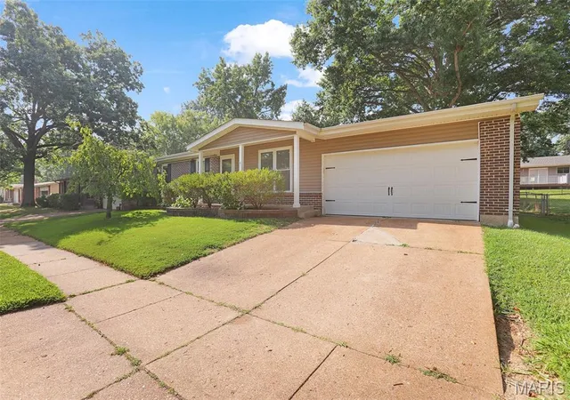Photo 2 of Sale Pending at 1210 Dorne Dr, Manchester, MO 63021 | MLS# MIS26046599 | Listing updated on 2026-08-18