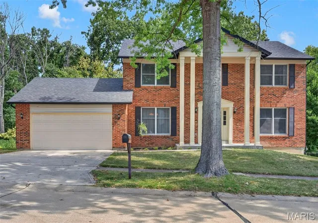 Photo 2 of Sale Pending at 2851 Spring Water Dr, Saint Louis, MO 63129 | MLS# MIS26046633 | Listing updated on 2026-09-14