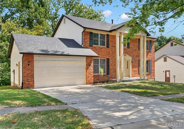 Photo 3 of Sale Pending at 2851 Spring Water Dr, Saint Louis, MO 63129 | MLS# MIS26046633 | Listing updated on 2026-09-14