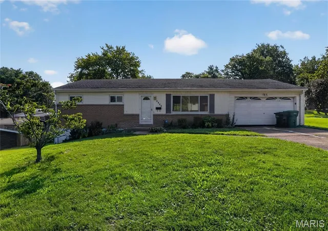 Photo 2 of Sale Pending at 5500 Donbar Dr, Saint Louis, MO 63121 | MLS# MIS26046637 | Listing updated on 2026-09-01